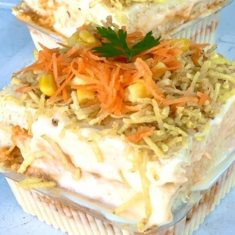 Torta salgada com recheio de frango, maionese, milho e batata palha. Serve 1 pessoa. Torta salgada Individual + Coca Cola Zero 350mll