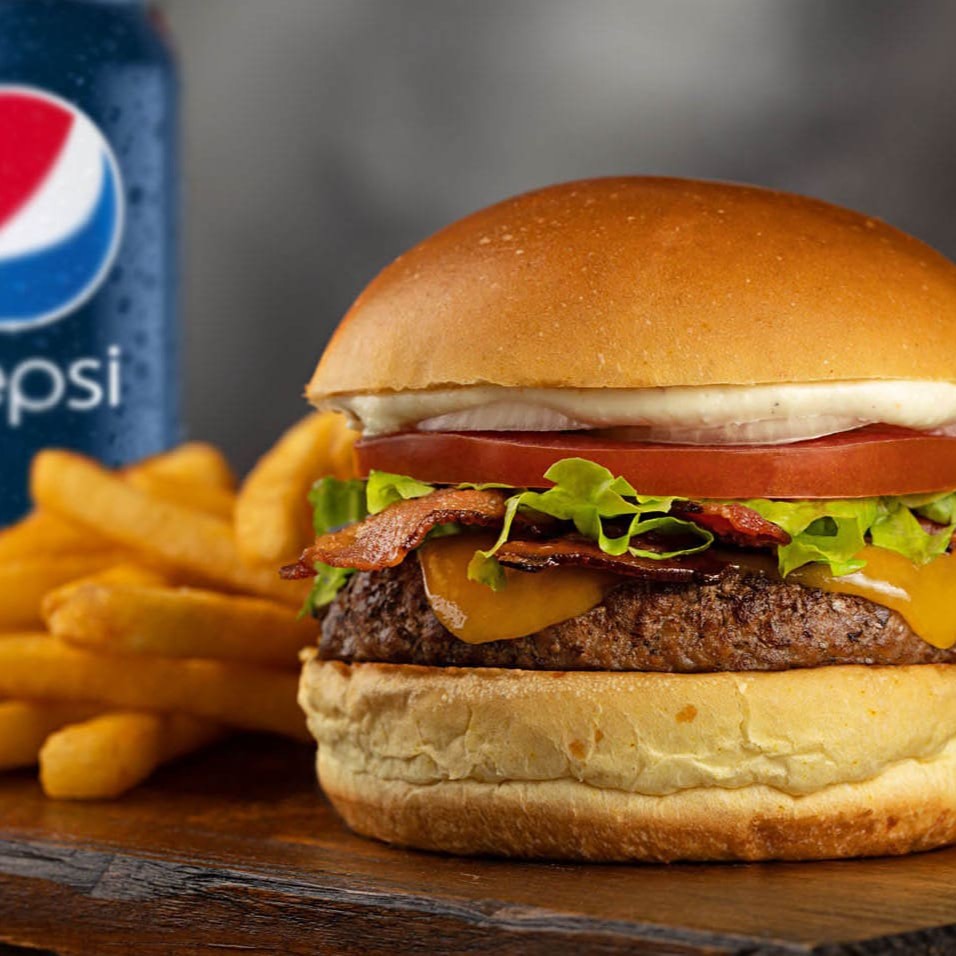 Raze Burger (Burger de 160g black angus, queijo prato, alface, tomate, cebola, bacon crocante e molho da casa a base de alho no pão de brioche) + Batata p. + Bebida