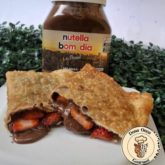 Nosso delicioso pastel doce, recheado de Nutella Original e morangos fatiados.