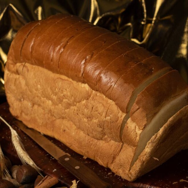 Tradicional pão de forma com miolo macio e casca levemente dourada. Ideal para sanduíches, torradas e lanches do Dia a Dia.  Ingredientes principais*: farinha de trigo, água, fermento, sal, açúcar, gordura vegetal ou manteiga.  Observações*: contém glúten.  Diferencial: inspirado no estilo tradicional da região de Petrópolis, massa fresca, sem aditivos químicos.