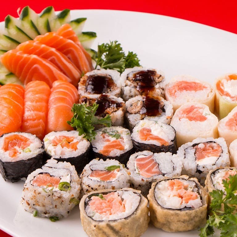 4 sashimi + 4 sushi+ 4 filadélfia + 4 Uramaki De salmão  + 4 harumaki roll + 4 skin roll + 4 hot + 4 jyo salmão * 4 Joy Crispy