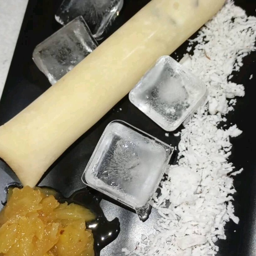 Sacolé Gourmet de Abacaxi com Coco Uma combinação tropical irresistível!  Nossa base cremosa realça o sabor suave do coco, enquanto os pedacinhos fresquinhos de coco se misturam ao doce dos pedaços de abacaxi caramelizado, que derretem na boca e trazem um toque sofisticado. Um verdadeiro equilíbrio entre frescor e cremosidade, perfeito para quem ama uma explosão de sabores tropicais em cada mordida!