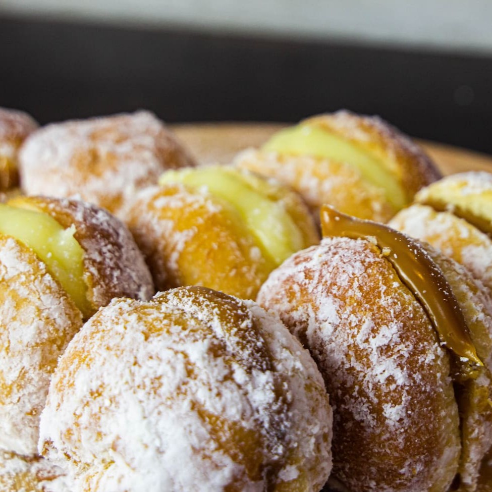 Delicioso sonho de massa fresquinha e recheado com Doce de Leite  ou Creme  confeitado com açúcar nevado. Venha aproveitar este sonho de sabor.