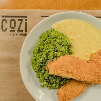 Frango crocante empanado na farinha panko, arroz de brócolis e creme de milho com pedaços de milho diretamente da espiga.