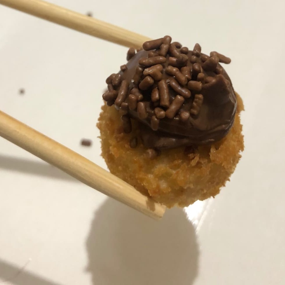 Choconana - Banana empanada, fritinba, chocolate e granulado por cima