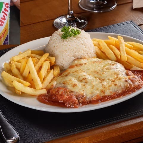 Acompanha: Parmegiana de frango, arroz, feijão e batata frita + guaravita