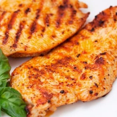 Acompanha arroz feijao farofa +fritas ou salada ,montado tudo junto