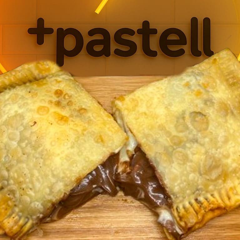 Experimente o delicioso Black White, um pastel doce com massa sequinha e crocante de aproximadamente 15cm. Recheado generosamente com chocolate ao leite e chocolate branco irresistíveis, é uma explosão de sabores e texturas. Surpreenda-se com essa combinação perfeita!