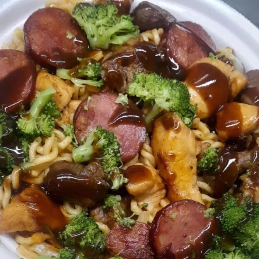 O nosso Yakisoba Misto Junior Individual é o prato perfeito para uma pessoa que busca uma experiência culinária única. Cuidadosamente preparado com macarrão oriental de alta qualidade, cenoura, brócolis, repolho, carne bovina, calabresa e frango finalizados com o molho especial. Esse sabor vai te levar ao Japão!