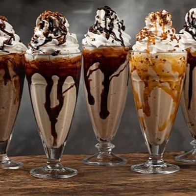 Gelato de baunilha batido com Ovomaltine e leite. Finalizado com cobertura de chocolate e Ovomaltine crocante no copo de 330ml.