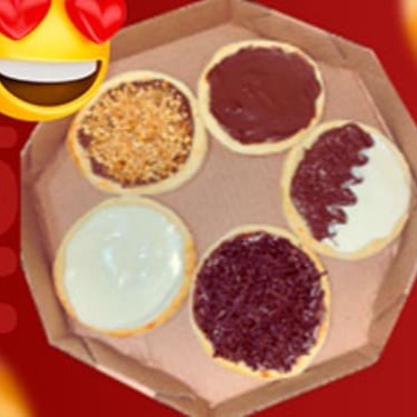 Delicie-se com o nosso Combo Doce Tentação, composto por 5 irresistíveis esfihas doces:  Chocolate Preto: para os amantes do chocolate intenso. Chocolate Branco: uma opção suave e cremosa. Chocolate com Granulado: uma explosão de texturas. Dois Amores: a combinação perfeita de chocolate preto e branco. Crocante: com um toque especial de crocância.  Venha experimentar essa seleção de esfihas doces e permita-se saborear o melhor do Point das Esfihas!