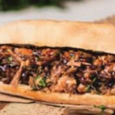 Sanduiche de cupim no pão ciabatta com queijo mussarela.