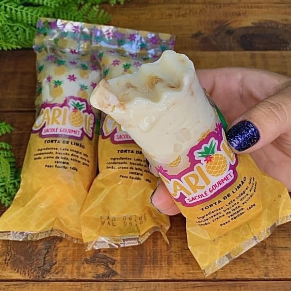 Experimente a combinação irresistível de doçura e acidez no nosso Sacolé Torta de Limão! Nosso mousse é preparado com suco de limão 100% natural, que adiciona um toque refrescante e cítrico, enquanto os pedaços de biscoito de limão da Piraquê proporcionam uma textura crocante e sabor única. Com 130g de puro sabor e sem adição de conservantes ou corantes, cada mordida é uma verdadeira explosão de f