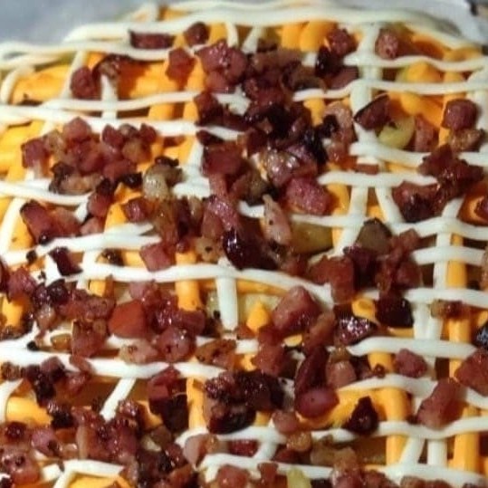 Batata maluca com bacon, calabresa cheddar & Catupiry na caixa  de 25 Cm .  Boa quantidade de batata no combo de 25 Cm acompanha molho .  Batata super crocante com bastante bacon, calabresa, cheddar e Catupiry