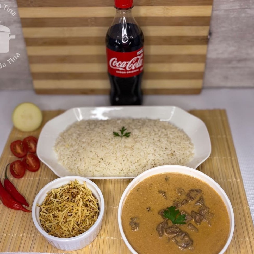 Esse combo acompanha 2 quentinhas de Strogonoff de Carne+ 1 Coca-Cola 600ml, ideal para 2 pessoas!