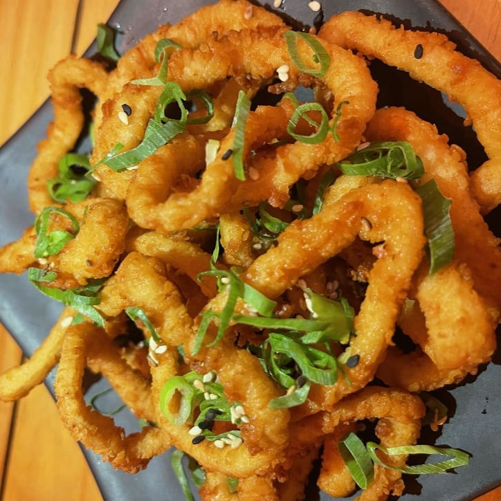 Anéis de lula temperadas e empanadas.