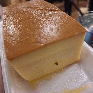 O pudim de pão é uma sobremesa aconchegante e deliciosa, feita com pedaços de pão macio que se transformam em uma mistura cremosa e doce. Com uma textura suave e sabor levemente caramelizado, ele é o equilíbrio perfeito entre o doce e o aconchegante, trazendo uma sensação de comfort food a cada colherada. Uma sobremesa simples, mas cheia de afeto e sabor.  ( 2 unidades de pudim de pão)