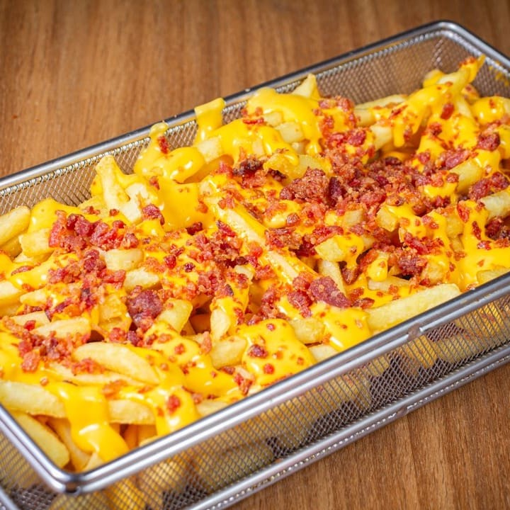 Batata palito - aproximadamente 250g. Cheddar e bacon vão em potinhos separados para melhorar a experiência no delivery.
