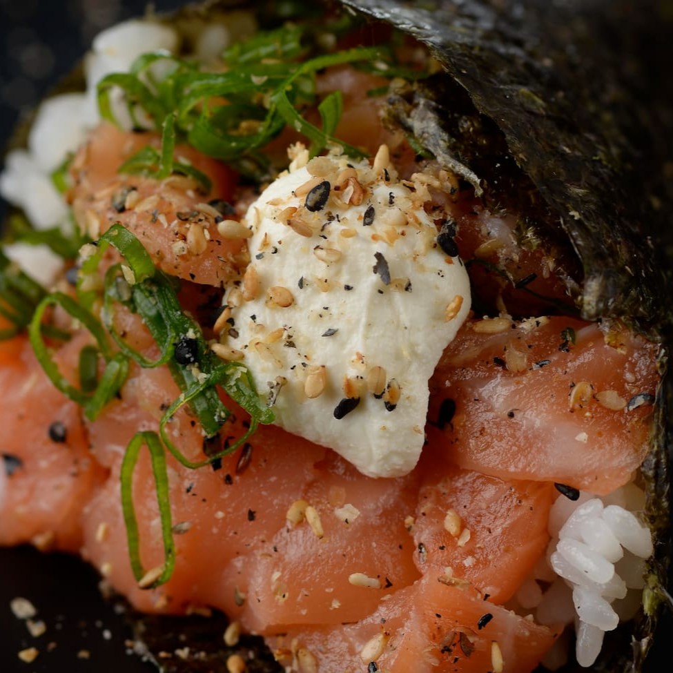 Clássico e delicioso, arroz, salmão, cream cheese e cebolinha.