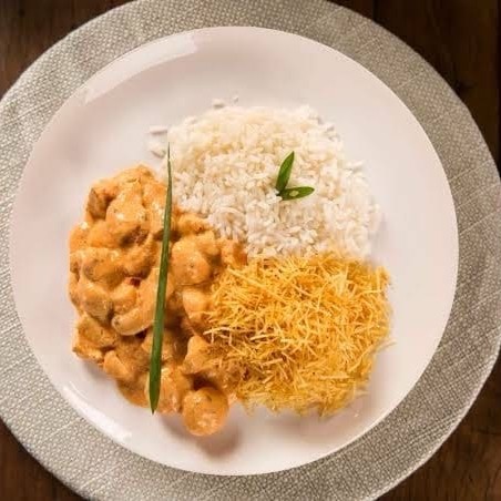 Nosso 'Strogonoff de Frango' é uma oferta imperdível da categoria 'Os Mais Pedidos'. Este prato requintado é composto por arroz branco finamente cozido, combinado com um strogonoff de frango incrivelmente cremoso, repleto de sabor e textura. Para completar, uma generosa porção de batata palha crocante é adicionada, proporcionando um contraste perfeito. Tudo isso é cuidadosamente acondicionado em uma embalagem de 750 ml, garantindo a chegada do prato em perfeitas condições até você. Prepare-se para uma experiência culinária verdadeiramente inesquecível!