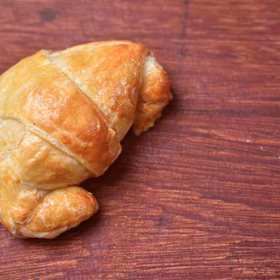 Massa folhada leve e douradinha, recheada com muito sabor. Escolha o seu favorito:  • Queijo com Presunto – Um clássico irresistível com recheio cremoso. • Frango – Frango bem temperado envolto em massa folhada macia. • Queijo Minas – Sabor suave e mineiro, com queijo minas derretido. • Peito de Peru com Minas – Leve, equilibrado e cheio de sabor.