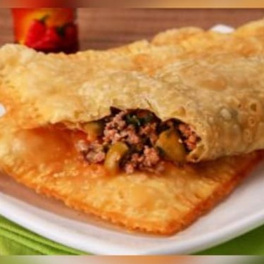 Pastel Carne Especial  Uma combinação poderosa e irresistível! Recheado com carne moída bem temperada, mussarela cremosa, presunto suculento, calabresa picante, azeitonas selecionadas, Catupiry cremoso, cebola crocante e pedaços de ovo cozido. Um pastel  que se completa a cada mordida. Especial de verdade, do jeito que você merece!   imagem ilustrativa.