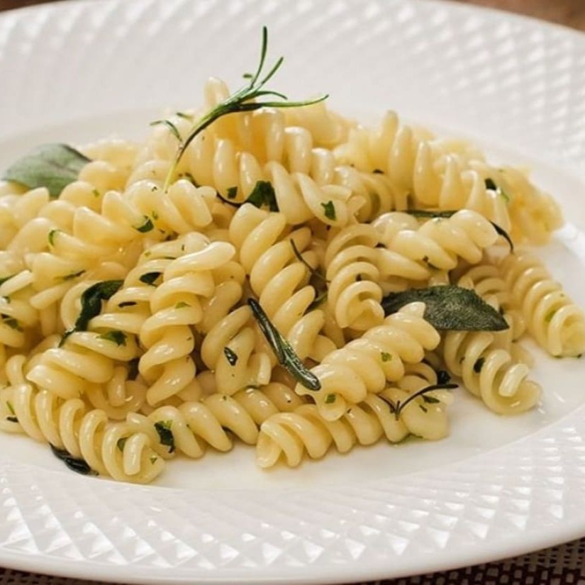 Escolha sua massa (Penne ou Parafuso) e combine com nossos molhos clássicos e ingredientes frescos.