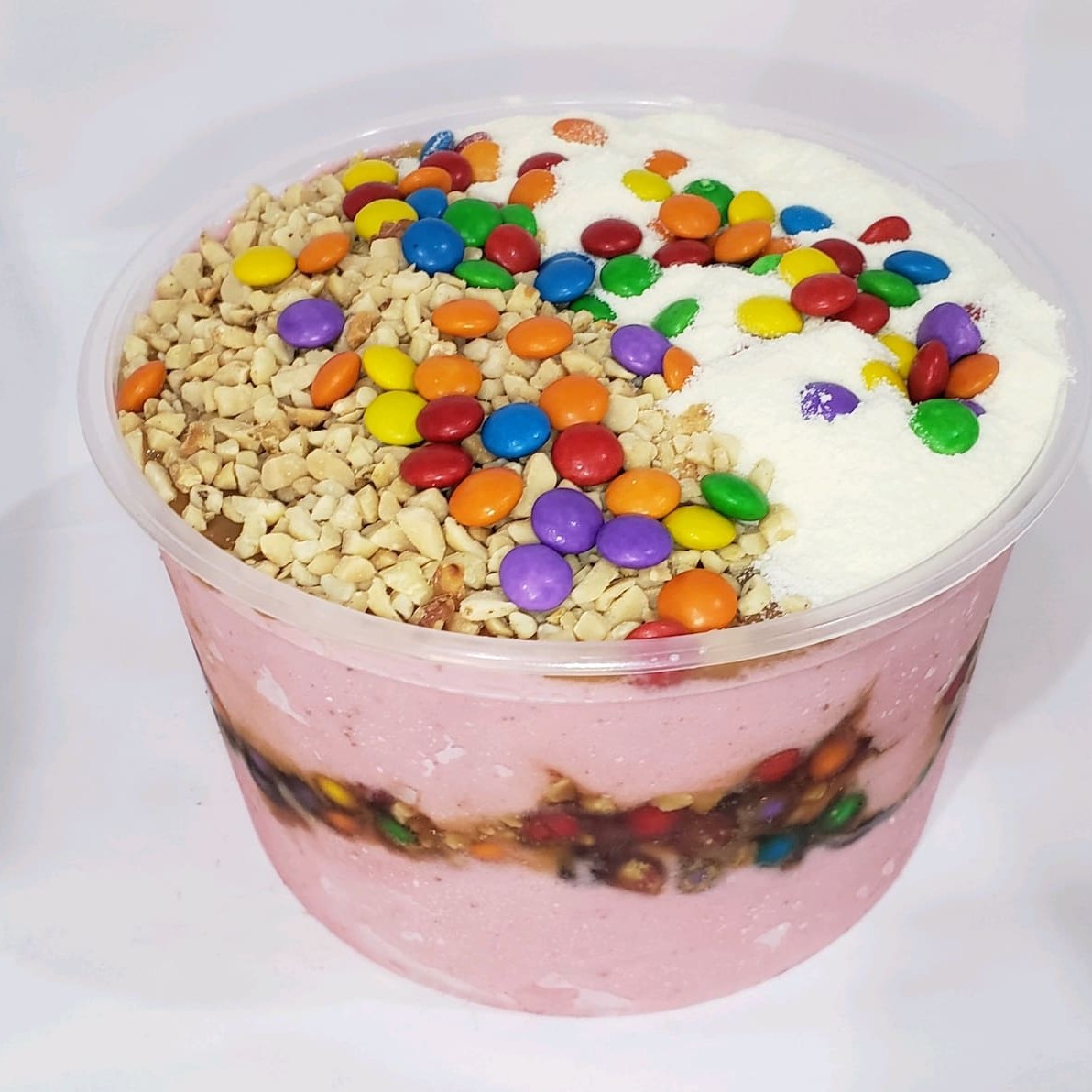 Neste valor está incluído: 2 caldas, 4 acompanhamentos. Os acompanhamentos e caldas são enviados na mesma tigela de açaí. Temos opções de ingredientes extra que vão separados. Enviamos na tigela (não é térmica).