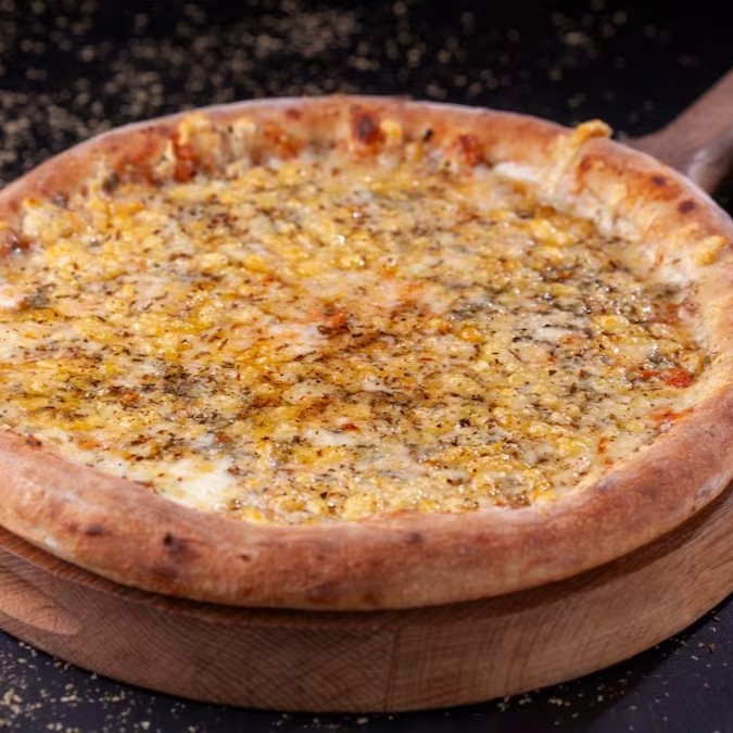 (molho de tomate, muçarela, gorgonzola, parmesão gratinado e orégano.)
Pizza de 40CM