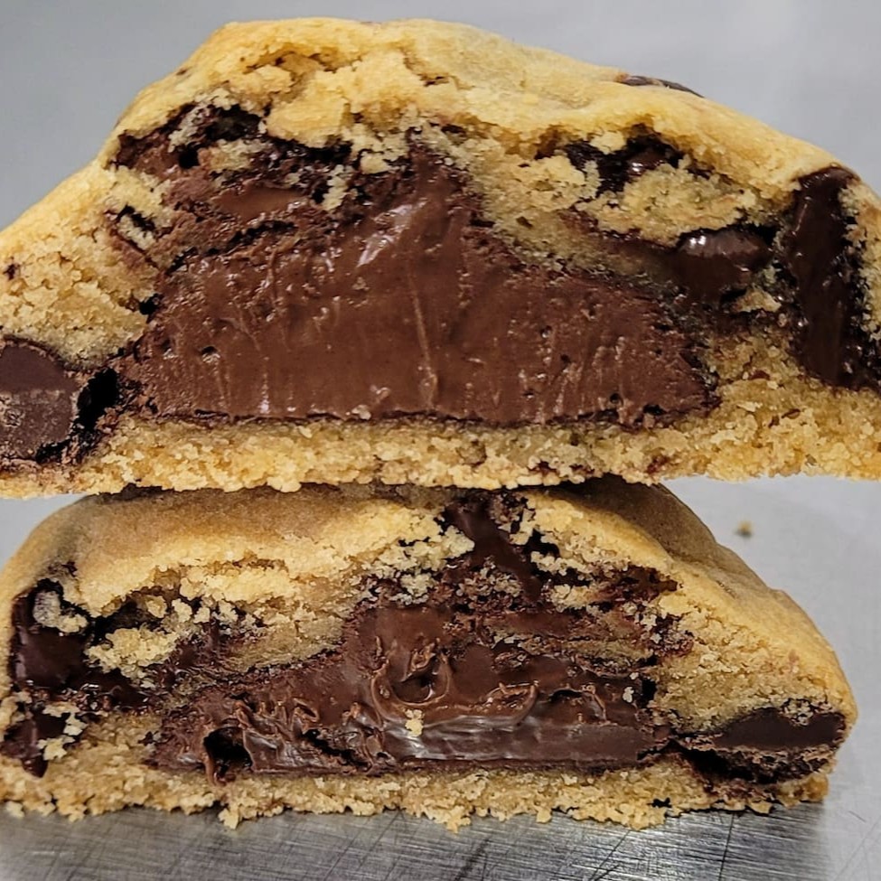 Nosso maravilhosoooo cookie de baunilha com mtooo chocolate  Fofinho e com aquela casquinha crocante E um super recheio de Nutella   Aproximadamente 60g  Diquinha do Du : nosso cookie aquecido por 10/15 segundos no micro-ondas fica incrível também