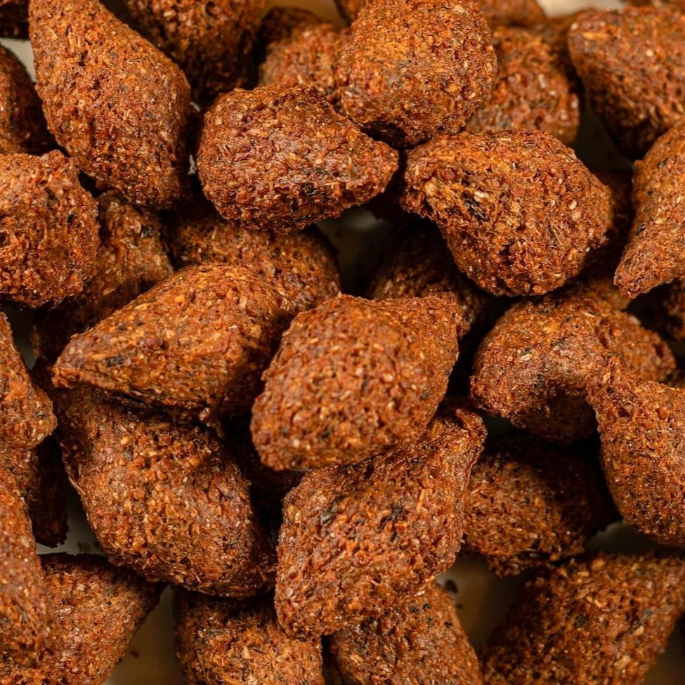 Bolinho de trigo recheado com carne, temperado com ervas finas e um toque especial.