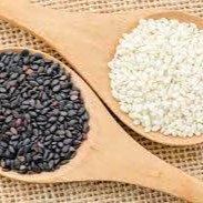 Sementes de gergelim torradas que acrescentam uma textura crocante e um sabor levemente amanteigado aos seus pratos. Muito usado na culinária japonesa para finalizar sushi, temaki e saladas, trazendo aroma e um toque especial de sabor.