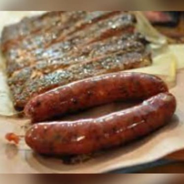 1 fatia de costela bovina assada na brasa, 2 linguiças suínas, arroz branco, maionese, farofa com bacon e batata frita.  Nao Fazemos Alteraçao Nas Martimas