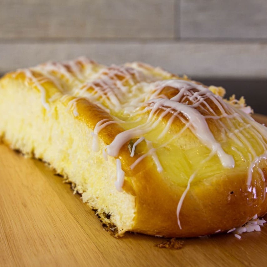 Delicioso pão doce nos sabores coco, creme com fondant e frutas cristalizadas.