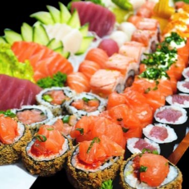 5 sashimi salmão, 5 sashimi atum, 5 sashimi peixe branco, 5 hot sashimi salmão, 5 hot sashimi atum, 4 sushi salmão, 4 sushi atum, 4 sushi branco, 2 sushi kani, 2 sushi camarão, 4 sushi skin, 4 makimono filadelfia, 4 makimono tekka, 4 makimono califórnia,