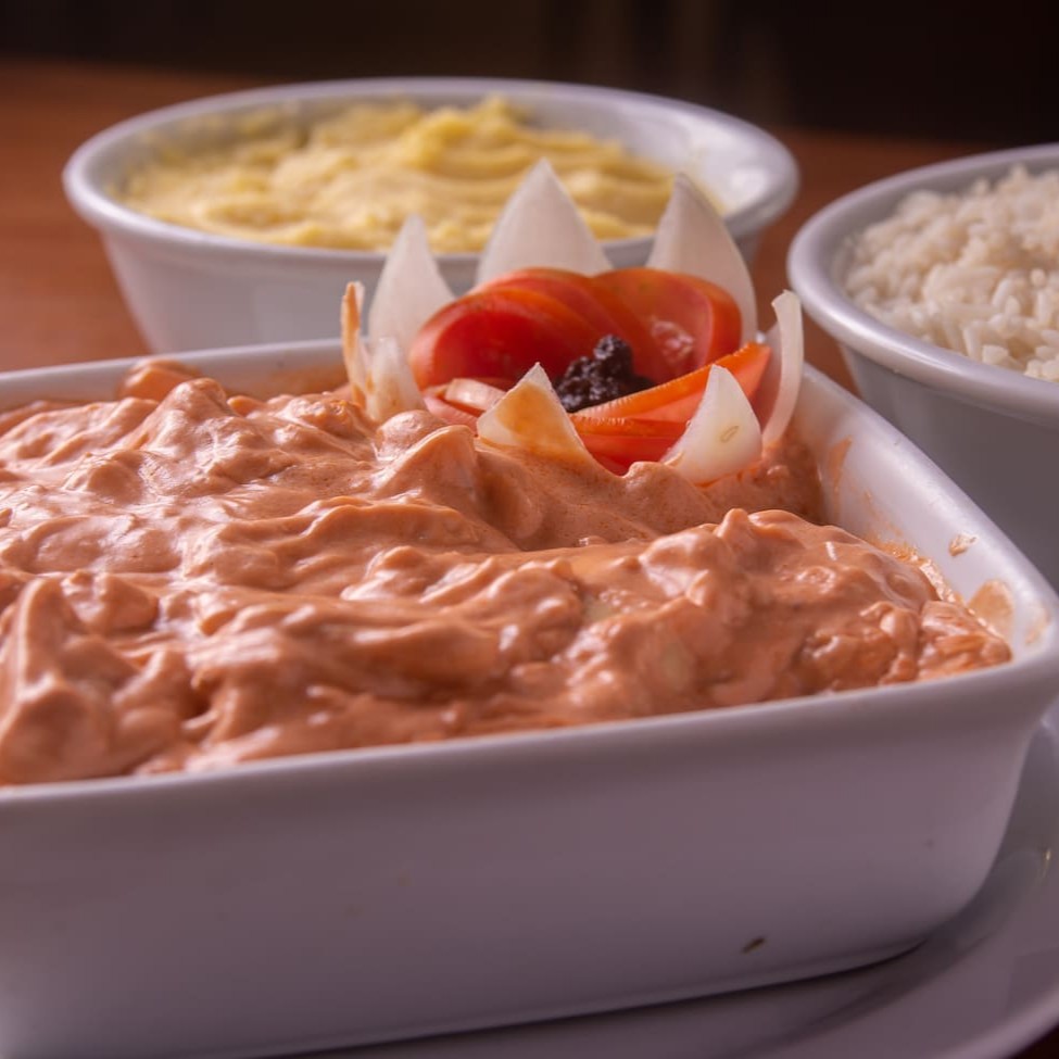 - filet mignon em cubos, refogado com cebola, champignon, um toque de conhaque, molho strogonoff, acompanha arroz branco e purê.