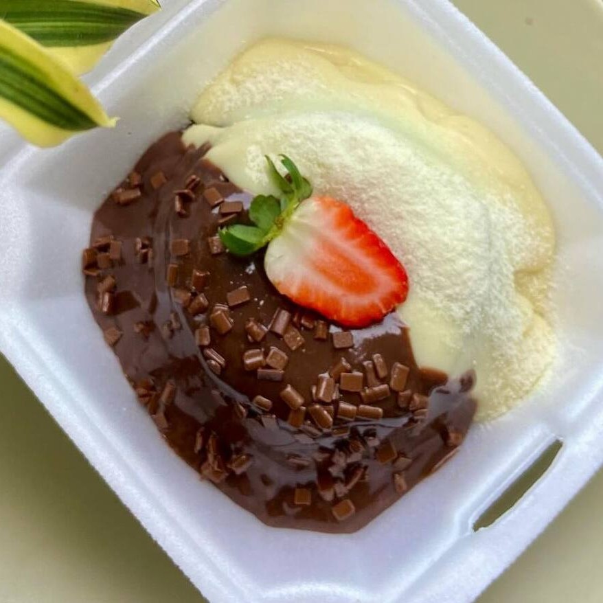 Massa: Meio a meio (chocolate e baunilha) Recheio: Meio a meio (Chocolate e leite Ninho) Peso: aproximadamente de 500g a 800g