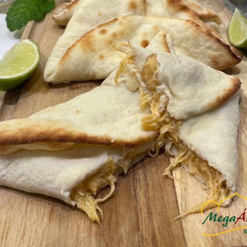 Esfihas de Frango: Um Oásis de Sabores Inigualáveis!  Adentre um mundo de sabores excepcionais que surpreenderão seu paladar. Nossas esfihas são cuidadosamente elaboradas com farinha de trigo importada de qualidade especial, conhecida por sua pureza e brancura.  Recheio de Frango Sublime: Cada esfiha é recheada com o mais tenro peito de frango, refogado com maestria e temperado com excelência. O r