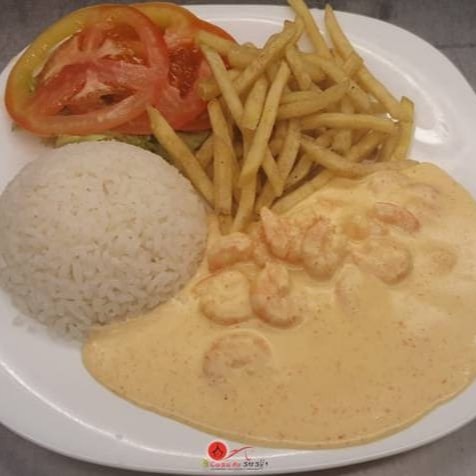Acompanhado com arroz, salada e batata frita.