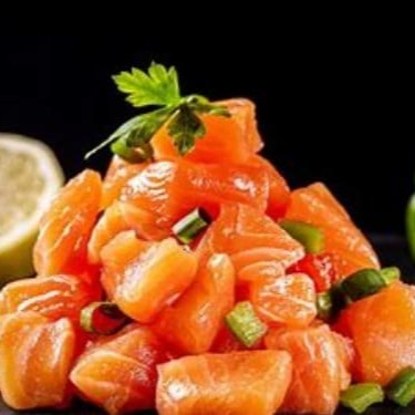 Salmão em cubo com cebolinha e gergilim torrado