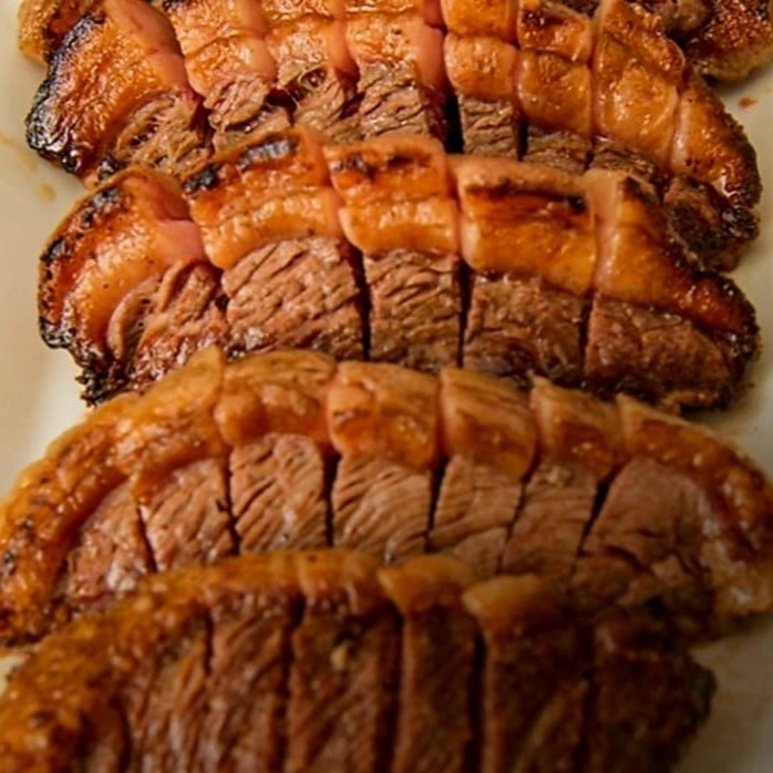 Picanha Bovina + Batata Big Point ( batata gratinada com bacon e cheedar ) + Molho a Campanha e Farofa da casa.