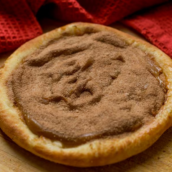 Doce de leite gourmet, coberto com açúcar e canela em pó.