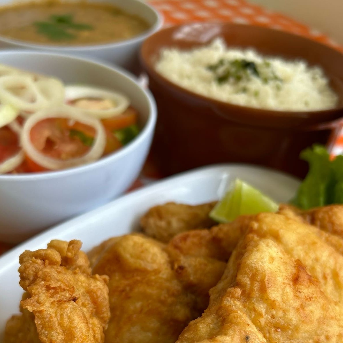 Arroz, pirão e salada de alface , tomate e cebola
