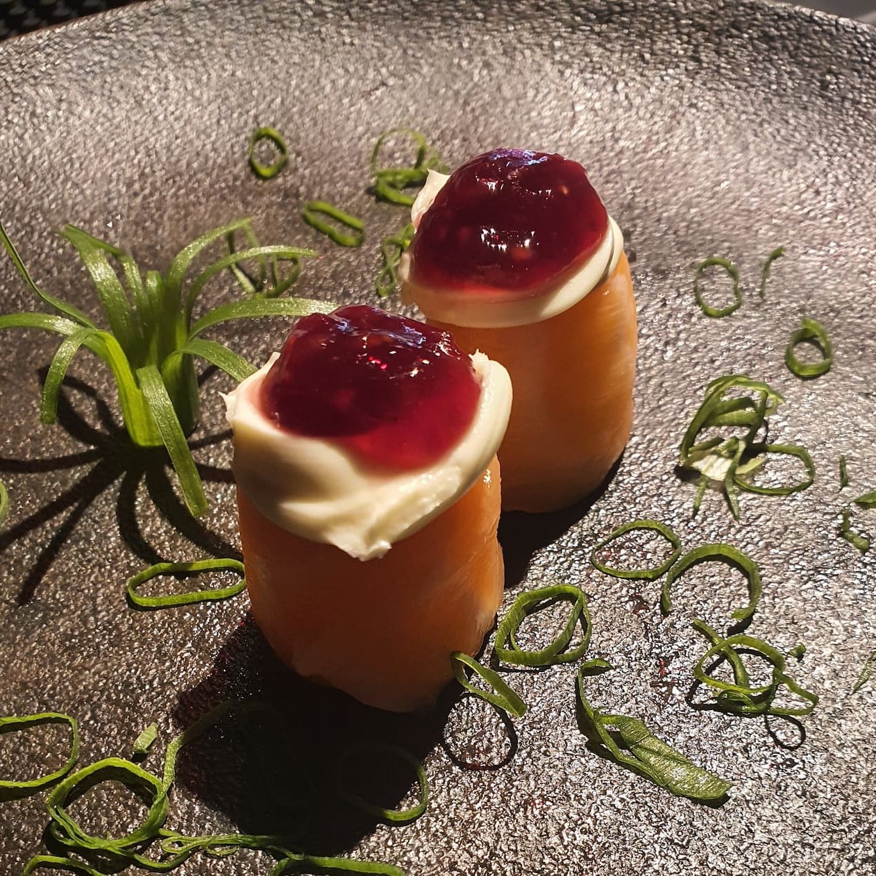 Salmão enrolado, arroz, cream cheese e geleia de framboesa.