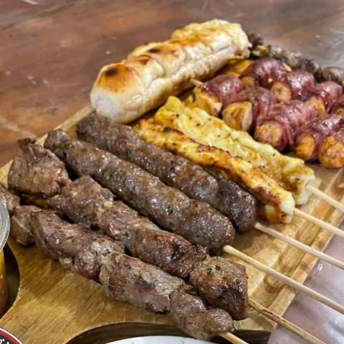 2 espetinhos de alcatra + 2 espetinhos de queijo coalho +  pote de 200 Ml de molho vinagrete e pode deixar 200 Ml de farofa grátis , cortesia do espetinho do Pai