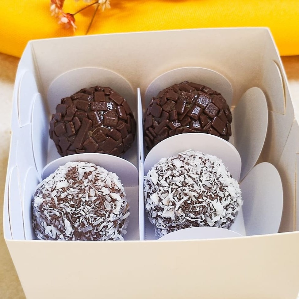 Divina caixinha com 4 und de Brigadeiros Gourmet, em sabores variados e irresistíveis, cada um feito com ingredientes de alta qualidade e um toque de sofisticação. 2 de brigadeiro e 2 de prestígio