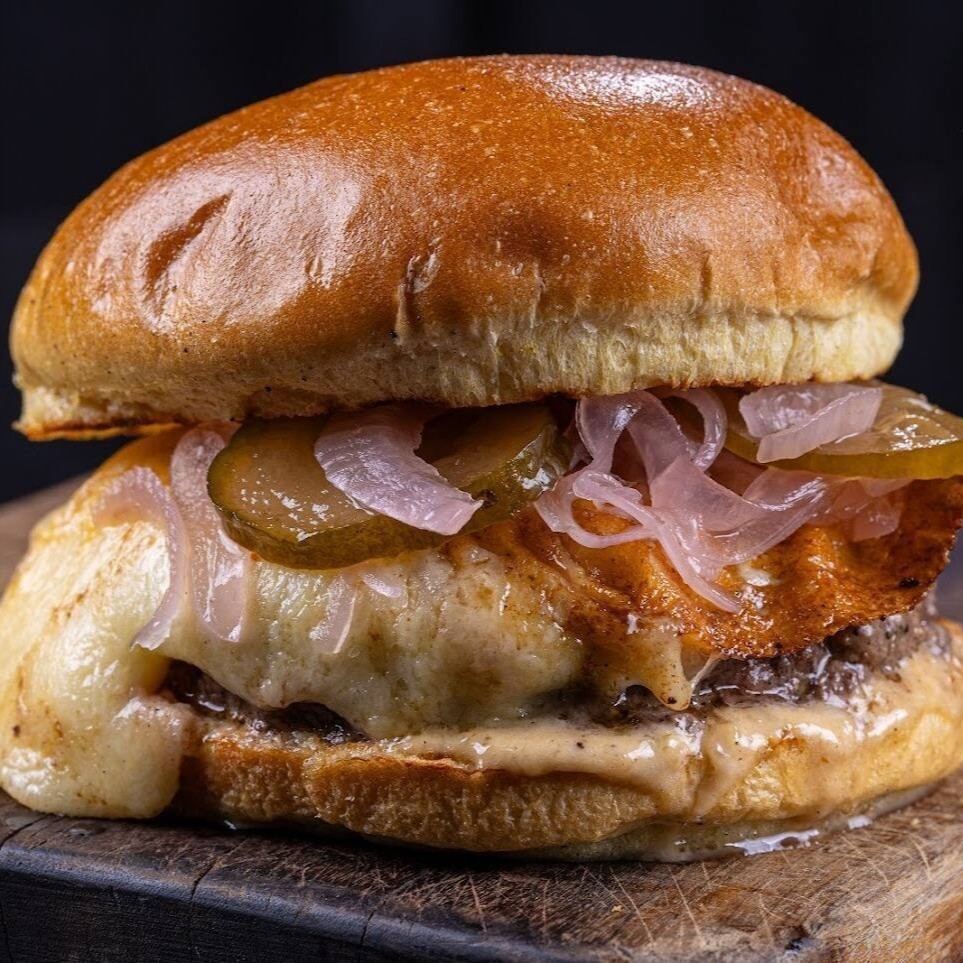 Pão brioche, suculenta carne de 160g, queijo minas padrão na crosta, molho especial, picles de cebola roxa e picles de pepino caseiro. Acompanha fritas super crocantes!