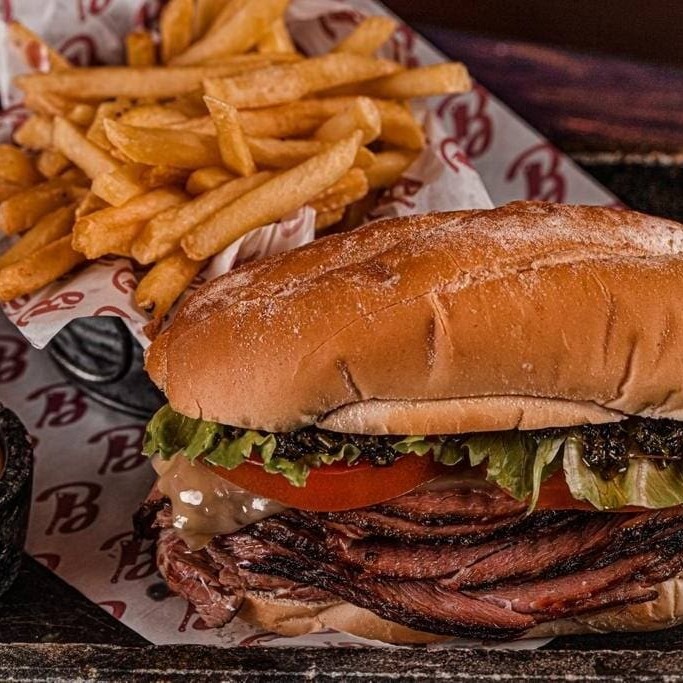 Cupim defumado no pit 12h com lenha pecan, molho do chef, alface, tomate, quijo muçarela e nosso chimichurri inigualavel. Servido na baguete francesa