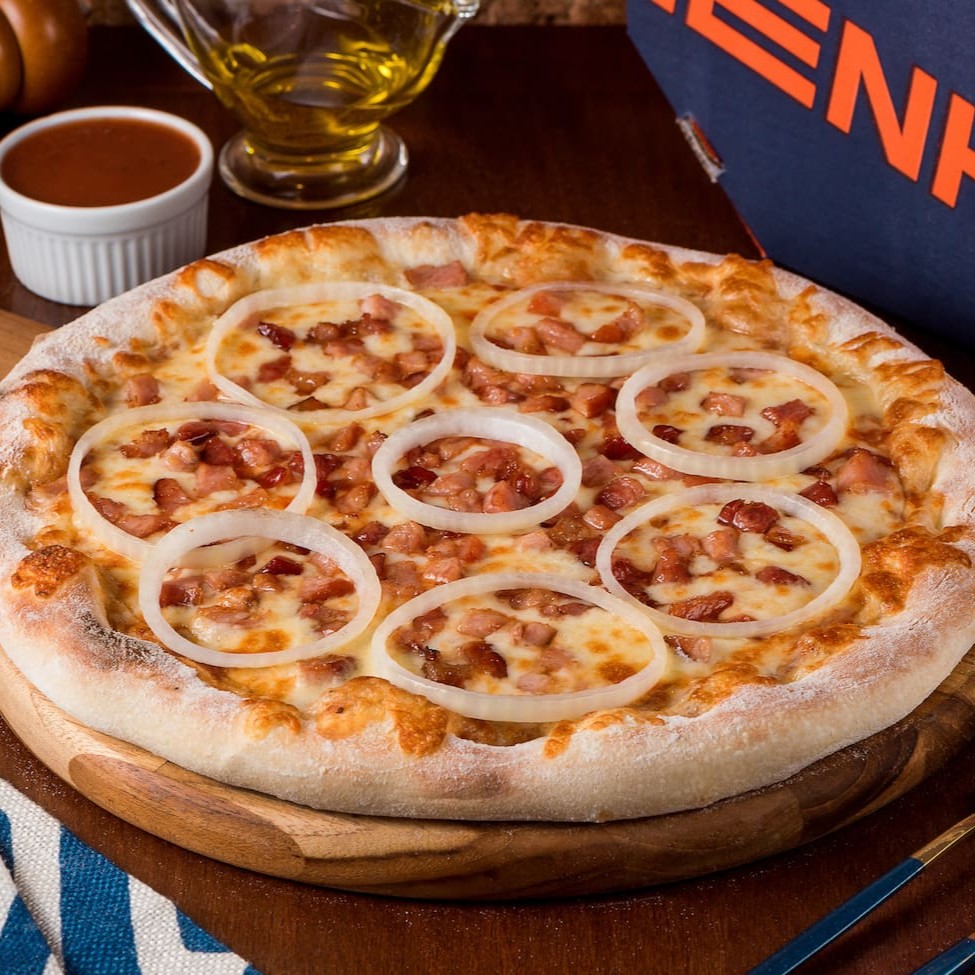 Para os apaixonados por bacon de plantão!!   Deliciosa pizza preparada e aberta na mão, coberta por molho feito de tomates pelates selecionados e temperados, recheada com muçarela, bacons em cubos assados e o toque final com cebolas em rodelas.