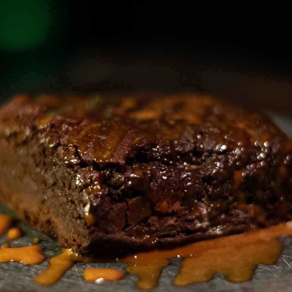 Brownie de chocolate de 200gr com calda de doce de leite artesanal